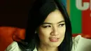Bersama dengan Adinia Wirasti pemeran Karmen, ia juga mencoba menyatukan pikiran demi geng cinta lainnya. (Galih W. Satria/Bintang.com)