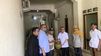 Wakil Ketua DPR Sufmi Dasco Ahmad dan pimpinan Komisi VI DPR meninjau pangkalan LPG 3 kilogram (Kg) di Kemanggisan, Palmerah, Jakarta Barat, Kamis (6/2/2025). (Liputan6.com/ Delvira Hutabarat)