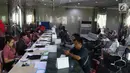 Petugas melayani calon penumpang yang memesan tiket di Kantor Pusat Lion Air, Jakarta, Senin (29/10). Jatuhnya pesawat Lion Air JT 610 jenis B737-8 Max tidak mempengaruhi penjualan tiket maskapai penerbangan tersebut. (Liputan6.com/Angga Yuniar)