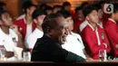 Wakil Ketua Umum PSSI, Zainuddin Amali mendampingi pemain timnas Indonesia U-17 menyaksikan tayangan acara pengundian pembagian grup Piala Dunia U-17 yang digelar Zurich, Swiss, Jumat (15/9/2023) malam. (Liputan6.com/Helmi Fithriansyah)