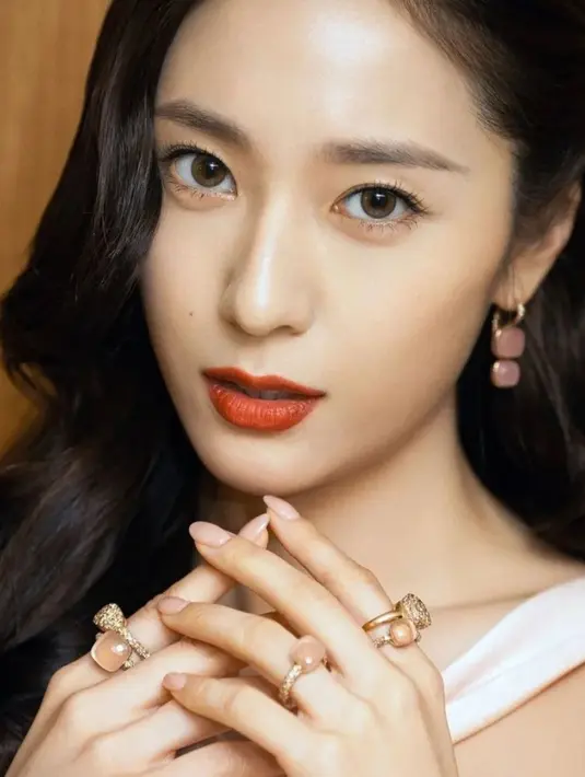 Semakin memukau, Krystal tampak mengenakan aksesori berkilauan, tanpa kesan berlebihan. Anting dan cincin emas dengan batu berwarna merah muda sebagai pelengkap penampilan yang manis. Foto: Instagram.