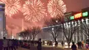 Warga menyaksikan kembang api yang meledak di langit Pyongyang selama perayaan tahun baru di Korea Utara (Korut), Minggu (1/1). Sedangkan Korsel menyambut pergantian tahun dengan unjuk rasa menuntut penggulingan Presiden Park Geun-hye. (KCNA/via Reuters)