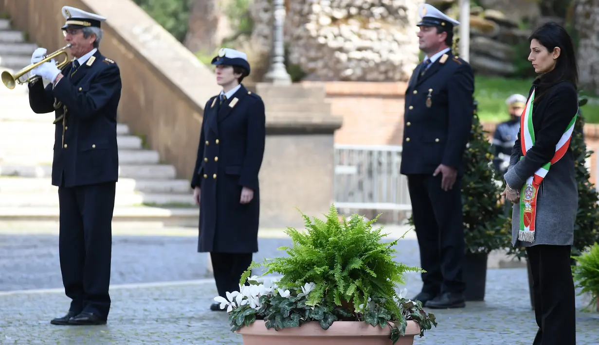 Wali Kota Roma Virginia Raggi menghadiri upacara penghormatan untuk mengenang para korban meninggal akibat pandemi COVID-19 di Roma, 31 Maret 2020. Italia mengibarkan bendera setengah tiang pada Selasa (31/3) untuk berkabung atas kematian 11.591 orang akibat virus corona. (Xinhua/Alberto Lingria)