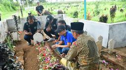 Syahrulloh bin Abdul Jalil merupakan salah satu korban tewas dalam Tragedi Kanjuruhan yang terjadi usai laga Liga 1 Arema FC menghadapi Persebaya Surabaya. Usai bertakziah dengan keluarga korban, para pemain dan ofisial tim Arema FC pun mengunjungi makam korban untuk berziarah dan memanjatkan doa. (AFP/Putri)