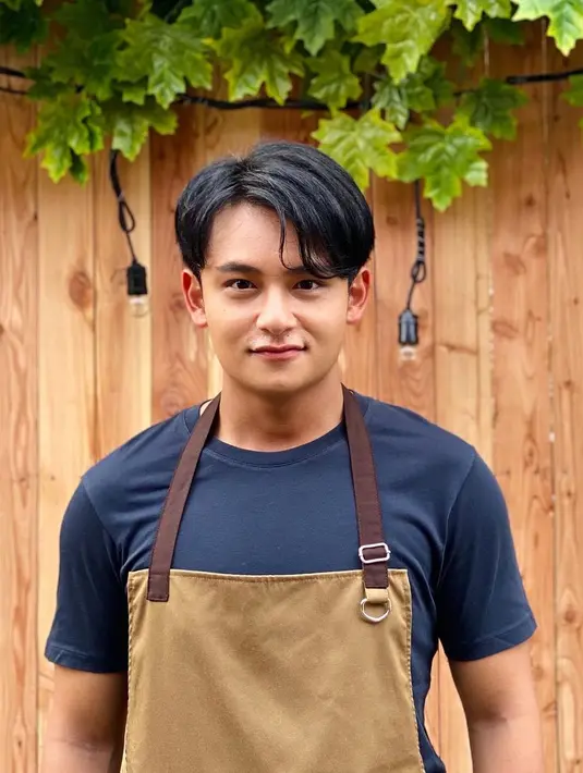 "Paling kalau pun jalan-jalan, jalan di mobil sama keluarga gitu aja sih. Karena kemaren natal gua juga di rumah aja sama keluarga karena takut juga berkerumun kalo rame-rame ke tempat wisata," tuturnya. (Instagram/randymartinnn)