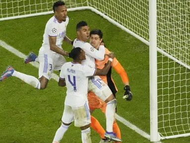 Thibaut Courtois tampil luar biasa di bawah mistar gawang Real Madrid. Kiper asal Belgia itu berkali-kali sukses mementahkan tembakan yang dilepas para penyerang PSG. (AP/Francois Mori)