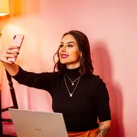 Ilustrasi selfie, narsistik. (Photo by Mateus Campos Felipe on Unsplash)
&nbsp;