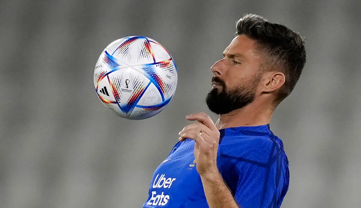 Pemain Prancis Olivier Giroud mengontrol bola saat sesi latihan di Stadion Jassim Bin Hamad, Doha, Qatar, 28 November 2022. Prancis akan melawan Tunisia di Piala Dunia pada 30 November 2022. (AP Photo/Christophe Ena)