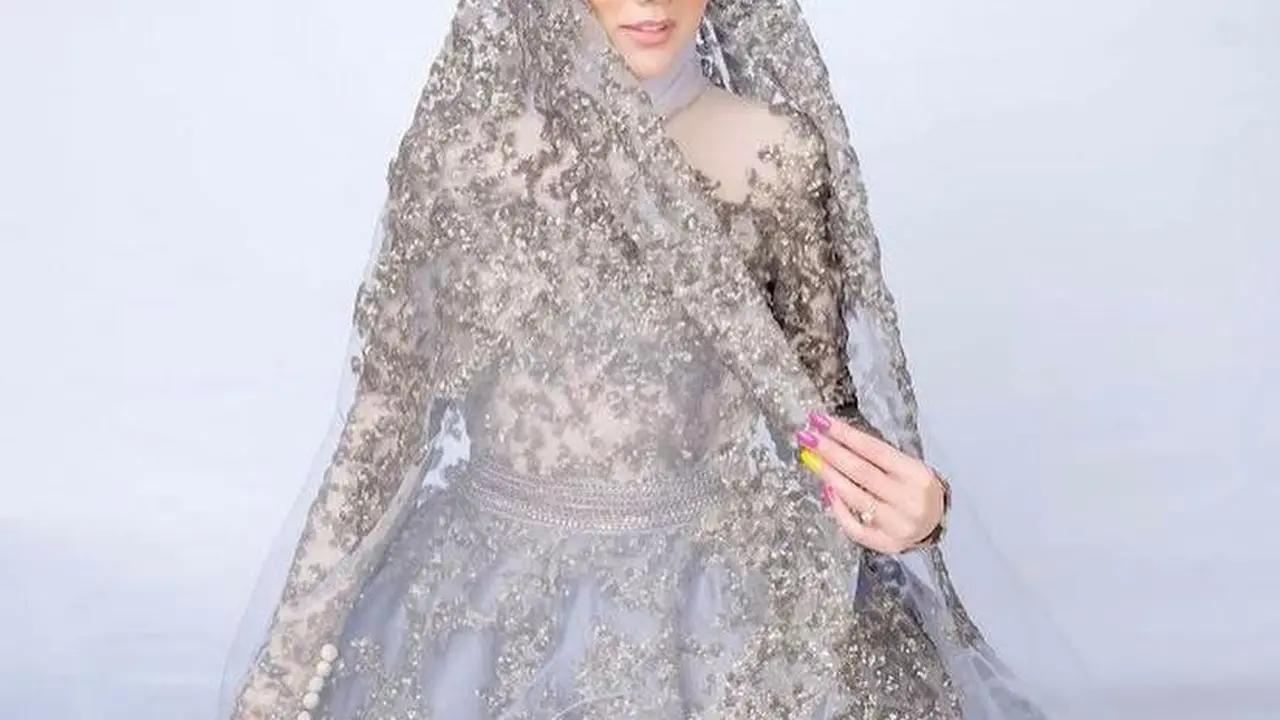 8 Potret Terbaru Mulan Jameela dalam Balutan Dress, Memesona Disebut Bak Barbie Hidup