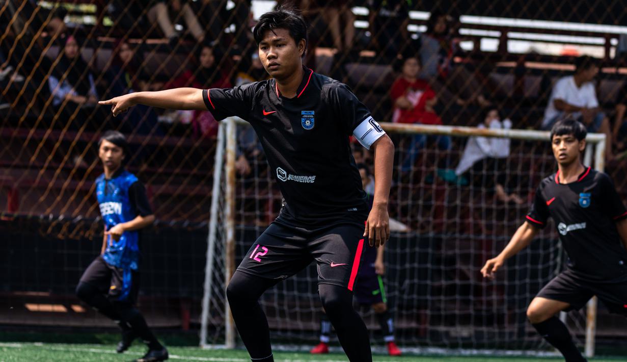Pemain memberi instruksi saat laga final Pertamax Liga Ayo Mini Football Tangerang di Lapangan Sabnani Park, Tangerang, Minggu (25/8). PSPG berhasil menang atas Persepon melalui adu penalti. (Dokumentasi)