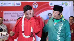Pelari muda Indonesia, Lalu Muhammad Zohri menahan haru saat upacara penyambutan di Terminal 3 Bandara Soetta, Tangerang, Selasa (17/7). Lalu M Zohri meraih emas lari 100m putra di Kejuaraan Dunia Atletik U-20. (Liputan6.com/Helmi Fithriansyah)
