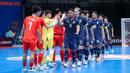 Pemain Timnas Futsal Thailand, Muhammad Osmanmusa memimpin rekan-rekannya bersalaman dengan para pemain Vietnam setelah laga Grup B Piala Asia Futsal 2026 di Indonesia Arena, Senayan, Jakarta, Sabtu (31/01/2026). (Bola.com/Bagaskara Lazuardi)