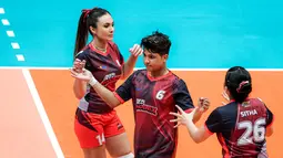 Pemain Red Phoenix, Jirayut Afisan, merayakan kemenangan bersama Wulat Guritno, saat melawan Pink Dragon pada laga bertajuk Fun Volley Ball di Indonesia Arena, Jakarta, Sabtu (20/4/2024). (Bola.com/Bagaskara Lazuardi)