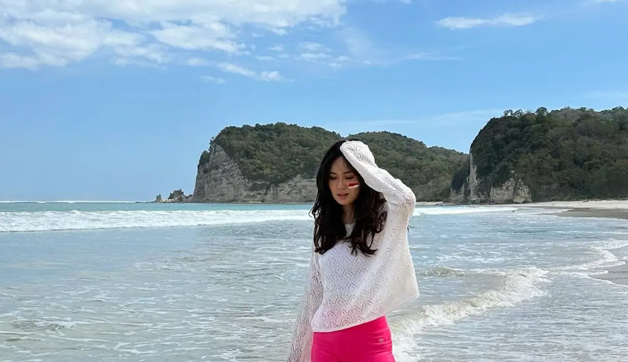 Selain mampir ke Kampung Wunga yang merupakan kampung tertua di Sumba, ia juga menikmati momen serunya bermain di pantai. Tampil dengan busana kasual, pipinya pun dihiasi warna merah putih dalam suasana memperingati hari kemerdekaan Republik Indonesia. (Liputan6.com/IG/@jennifereve99)