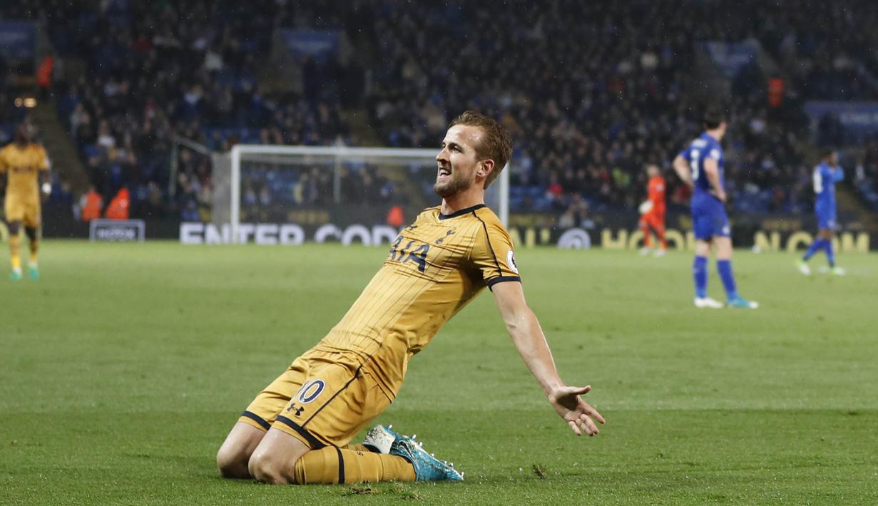 Striker Tottenham Hotspur, Harry Kane, melakukan selebrasi usai mencetak gol ke gawang Leicester City, Kamis (18/05/2017). (AFP/Adrian Dennis)
