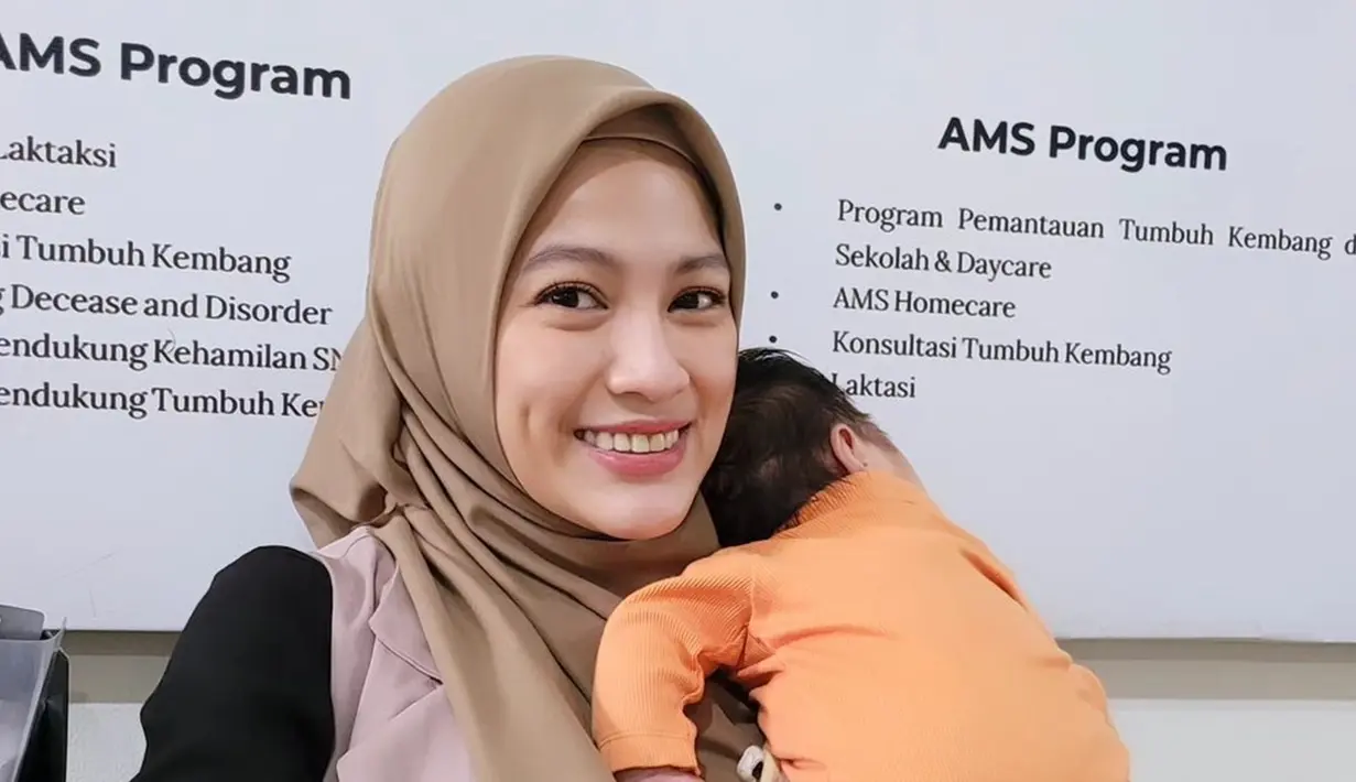 Ini unggahan Alyssa Soebandono pada 22 Mei 2024 lalu tepat saat Baby Lia berusia 1 bulan. Artis berusia 32 tahun ini fokus mengurus dan memberikan ASI eksklusif untuk Baby Lia. Selain itu, Alyssa juga rutin untuk konsultasi tumbuh kembang si kecil. Satu bulan usai melahirkan buah hati ketiganya, paras istri Dude Harlino ini dipuji makin cantik dan memesona. (Liputan6.com/IG/@ichasoebandono)