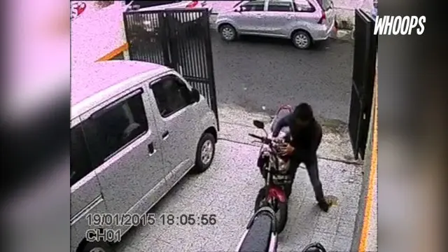 Pencuri tersebut hanya memerlukan waktu 2 menit untuk membawa motor tersebut.