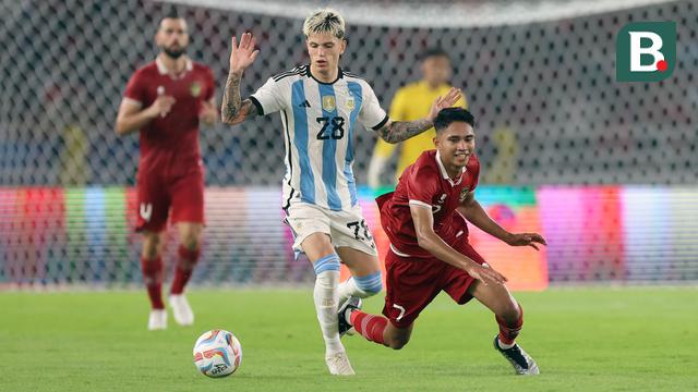 Foto: Aksi Jatuh Bangun Marselino Ferdinan saat Hadapi Argentina, Catatkan Statistik Apik hingga Dipuji Jurnalis Inggris