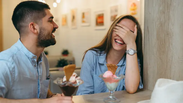 perempuan dan tawa pasangan