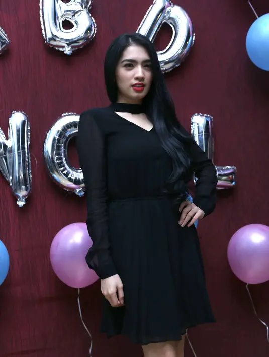 Setelah bercerai dengan Steven Rumangkang pada awal 2016 lalu, Angel Karamoy mengaku masih fokus mengurus dua buah hatinya. (Nurwahyunan/Bintang.com)