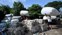Seperti dikutip dari Antara pada Sabtu (20/1), Wakil Wali Kota Denpasar Kadek Agus Arya Wibawa mengatakan bahwa sinergi lintas sektor dibutuhkan dalam menyelesaikan masalah sampah dan membangun kesadaran masyarakat untuk memilah sampah rumah tangga. (SONNY TUMBELAKA/AFP)