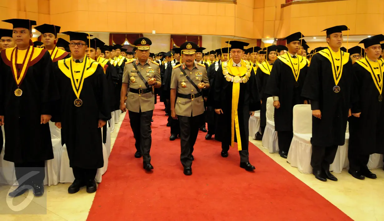 Kapolri Jenderal Badrodin Haiti menghadiri acara Dies Natalis PTIK ke-70 di Auditorium PTIK, Jakarta, Jumat (17/6). Sebagain besar dari wisudawan merupakan perwira pertama dan menengah Polri berpangkat AKP dan Kompol. (Liputan6.com/Helmi Afandi)