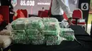 Barang bukti terkait upaya penyelundupan narkoba jaringan Malaysia dihadirkan saat rilis di Gedung Bareskrim Mabes Polri, Jakarta, Selasa (30/3/2021). Total barang bukti yang disita ada 42 kilogram lebih narkotika jenis sabu dan 83 ribu butir pil ekstasi. (Liputan6.com/Faizal Fanani)