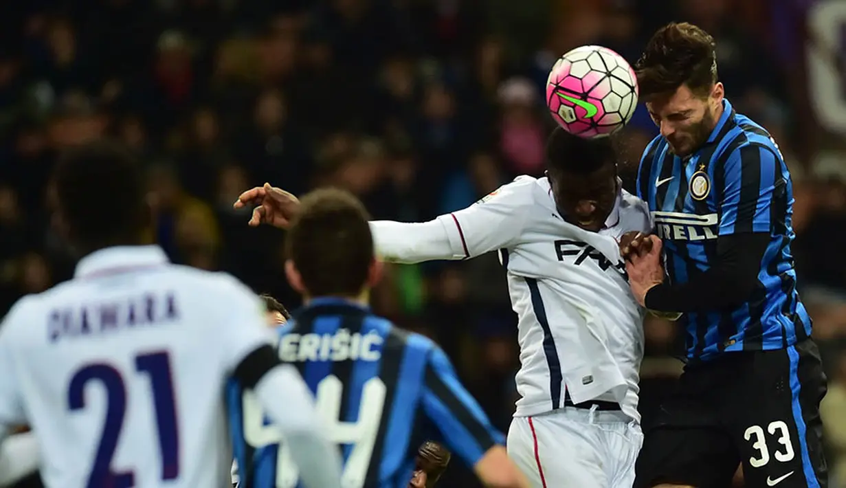 Bek Inter Milan, Danilo D'Ambrosio, duel udara dengan gelandang Bologna, Godfred Donsah. Kini Inter Milan terpaut dua poin dari posisi kualifikasi Liga Champions yang ditempati oleh Roma. (AFP/Giuseppe Cacace)