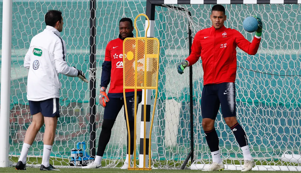 Penjaga gawang Prancis Alphonse Areola (kanan) menangkap bola selama sesi latihan di Glebovets, Rusia, (7/7). Prancis akan bertanding melewan Belgia pada babak semifinal Piala Dunia 2018. (AP Photo / David Vincent)