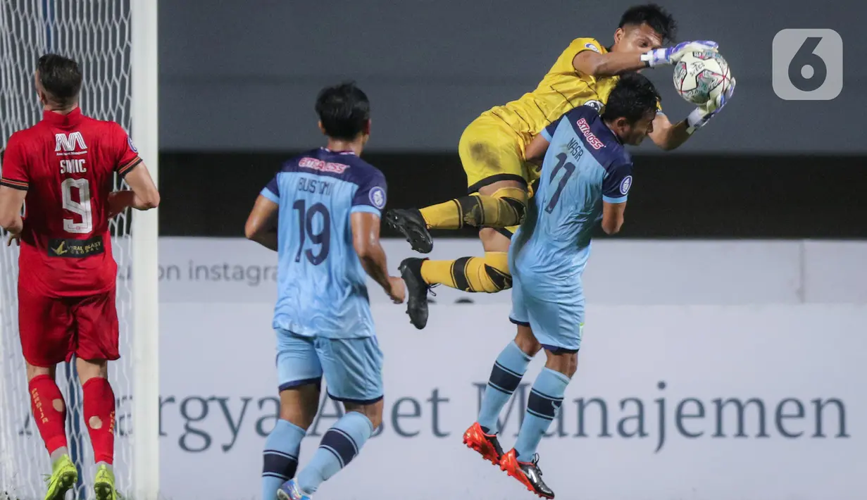 Kiper Persela Lamongan, Dwi Kuswanto bertabrakan dengan gelandang Persela, Nasir saat laga pekan keempat BRI Liga 1 2021/2022 saat melawan Persija Jakarta di Stadion Pakansari, Bogor, Jumat (24/09/2021). Persija Jakarta membungkam Persela Lamongan 2-1. (Bola.com/Bagaskara Lazuardi)