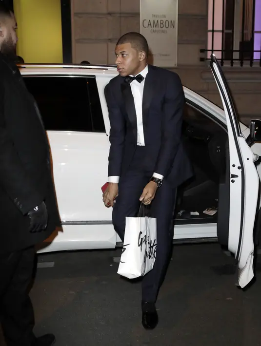 Penyerang Paris Saint-Germain, Kylian Mbappe tiba menghadiri pesta ulang tahun pemain depan Neymar yang ke 26 di Pavillon Cambon di Paris (4/2). (AFP Photo/Thomas Samson)