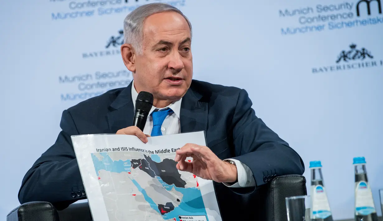 PM Israel Benjamin Netanyahu menunjukkan peta Timur Tengah saat diskusi panel di Konferensi Keamanan Munich (18/2). Netanyahu menyatakan Israel bisa bertindak langsung melawan Iran. (AFP/ MSC Munich Security Conference / Lennart Preiss)