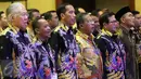 Presiden Jokowi bersama sejumlah menteri menyanyikan lagu Indonesia Raya saat Rakernas BPP Hipmi dan Peluncuran "Hipmi Go to School 2017 di Jakarta, Senin (27/3). (Liputan6.com/Angga Yuniar)