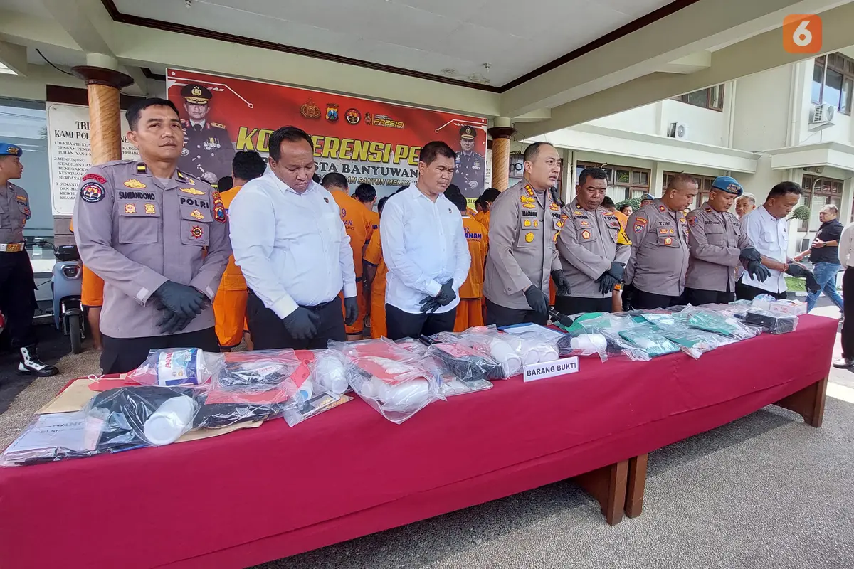 Kapolresta Banyuwangi Kombes Pol Nanang Haryanto tunjukan barang bukti  ungkap narkoba di wilayah Banyuwangi (Hermawan Arifianto/Liputan6.com)