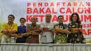 Ketua Penyelenggara Munas Partai Golkar Melchias Markus Mekeng (ketiga kanan) bersama jajaran panitia saling berjabat tangan saat konferensi pers di Kantor DPP Golkar, Jakarta, Jumat (29/11/2019). Munas Golkar akan berlangsung pada 4-6 Desember 2019 di Ritz-Carlton Jakarta. (Liputan6.com/JohanTallo)