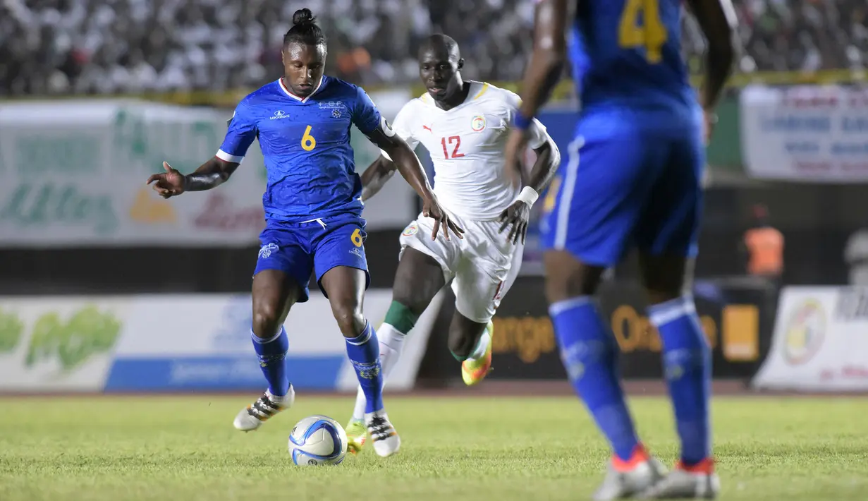 Pemain tertua di Piala Afrika 2021 adalah Marco Paulo Soares (kiri). Ia tercatat berumur 37 tahun, lebih tua tiga bulan dari Kei Kamara. Memulai debutnya pada 2006 silam, Paulo Soares telah mengoleksi 52 caps bersama Cape Verde. (AFP/Seyllou)