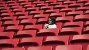 Meski harus datang lebih awal, salah satu bocah tetap setia duduk menanti bergulirnya laga penyisihan Piala Dunia Grup E antara Swiss kontra Ekuador di Estadio Nacional de Brasilia, (15/6/2014). (AFP PHOTO/Adrian Dennis)