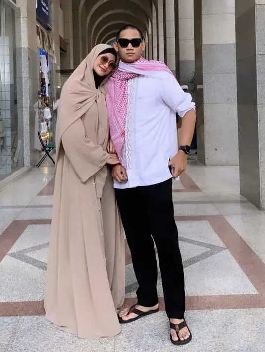 Saat umroh, Ayu mengenakan abaya coklat serasi dengan kerudungnya. [Instagram/@ayumaulida97]