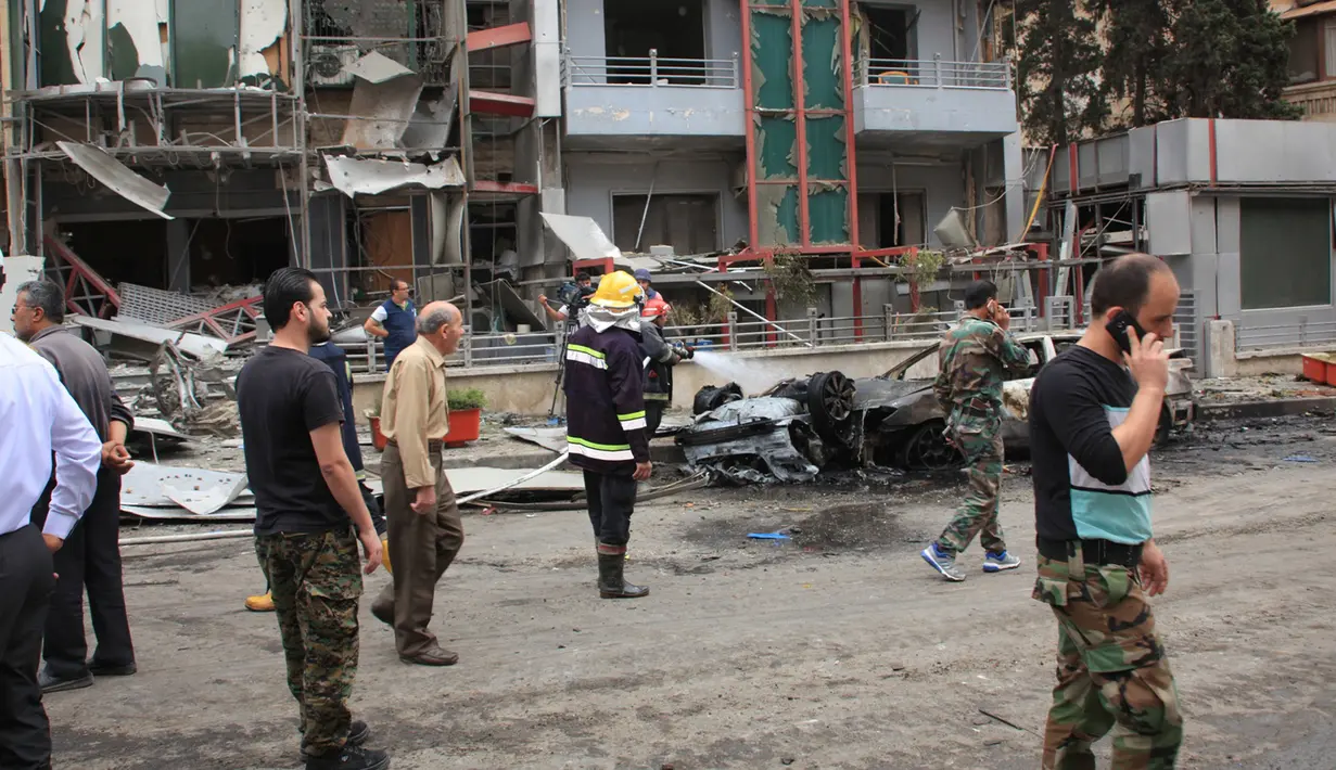 Tentara Suriah berkumpul di depan rumah Sakit al- Dabit setelah serangan roket pemberontak di daerah yang dikuasai pemerintah Aleppo, Selasa (3/5). Serangan tersebut menewaskan enam warga sipil dan puluhan lainnya luka-luka. (SANA/Handout via REUTERS)