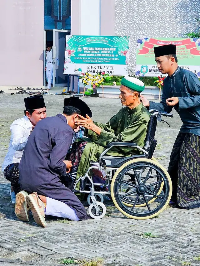 Potret wisuda Gus Bima anak Anwar Zahid (Sumber: Instagram/@abahanza_official)