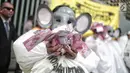 Massa yang tergabung dalam koalisi #BersihkanIndonesia menggelar aksi teatrikal di depan Gedung Bawaslu, Jakarta, Selasa (15/1). Massa aksi terdiri dari aktivis Greenpeace, Auriga, JATAM dan ICW. (Liputan6.com/Faizal Fanani)