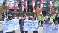 Pasukan Asmaul Husna dan Polwan Bawa Poster Bertuliskan Kalimat Madura