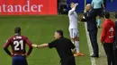 Pelatih Real Madrid, Zinedine Zidane, memberikan arahan kepada Cristiano Ronaldo saat pertandingan melawan Eibar pada laga La Liga di Stadion Ipurua, Sabtu (10/3/2018). Eibar takluk 1-2 dari Real Madrid. (AP/Alvaro Barrientos)