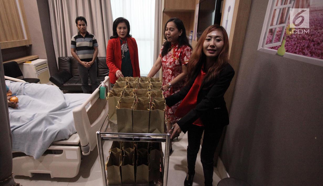 Kegiatan pembagian jeruk pada pasien di RS Siloam, Semanggi, Jakarta, Kamis (15/2). MRCCC Siloam Hospitals Semanggi membagikan jeruk kepada pasien rawat inap dalam rangka Imlek. (Liputan6.com/Arya Manggala)