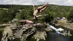Seorang peserta melompat ke dalam air saat kompetisi cliff diving di kawasan Bohemian, Republik Ceko, Jumat (31/7/2015). (REUTERS/David W Cerny)
