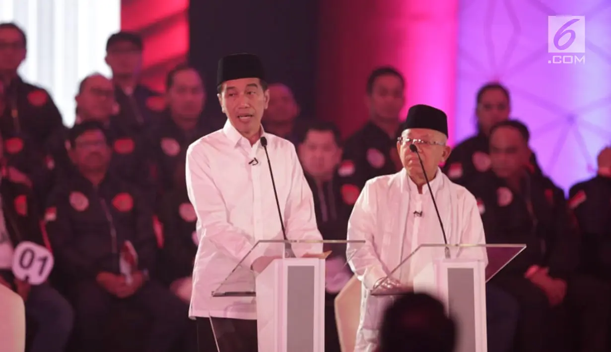 Capres-cawapres nomor urut 01 Joko Widodo atau Jokowi (kiri) dan Ma'ruf Amin saat memaparkan visi misi dalam debat Pilpres 2019, Jakarta, Kamis (17/1). (Liputan6.com/Faizal Fanani)