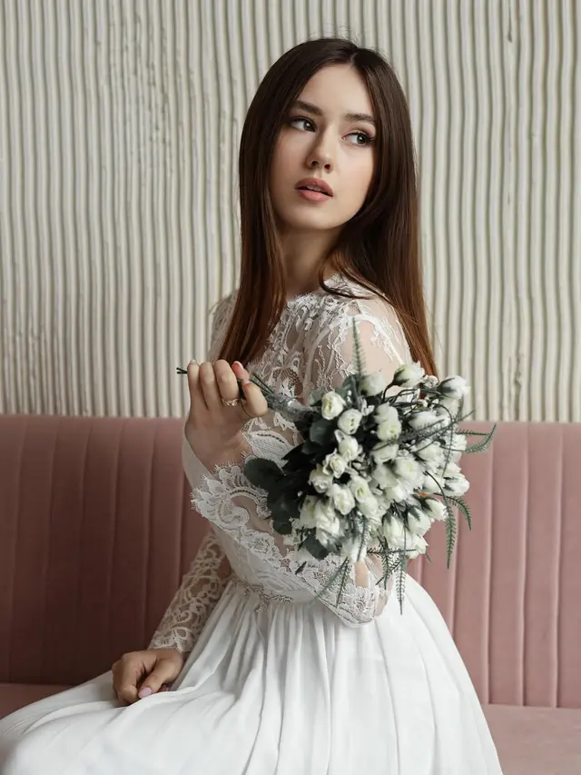 4 Gaya Menawan Vika Kolesnaya dalam Balutan Dress Brokat, Bikin Terpukau