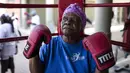 Seorang nenek berlatih tinju pada Boxing Gogos di Cosmo City, Johannesburg, Selasa (19/9/2017). Berkat latihan rutin yang dipimpin Claude Maphosa ini para lansia berhasil sembuh dari penyakit dan hidup lebih sehat. (AFP/Gulshan Khan) 