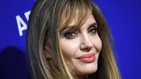 Tampilan Angelina Jolie dengan Poni Baru Curi Perhatian di Palm Springs Film Festival Awards