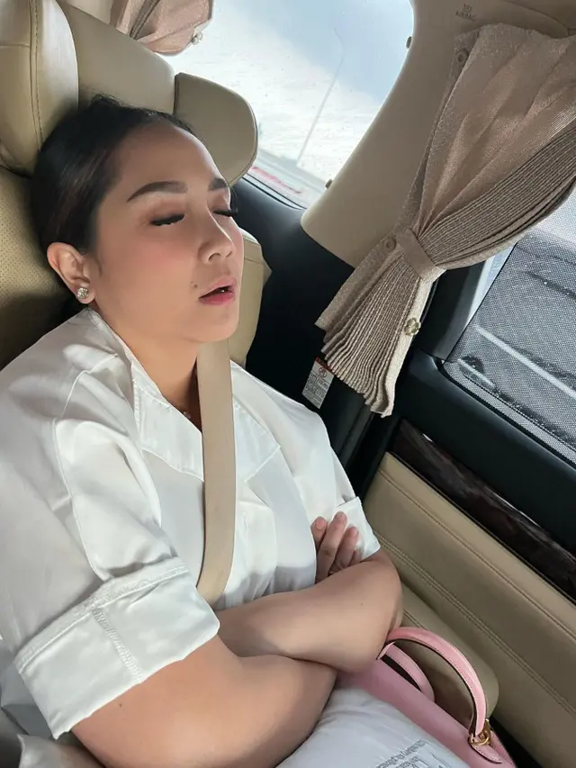 6 Pose Seleb Saat Tidur di Mobil Ini Curi Perhatian, Netizen: Tetap Cantik Kok